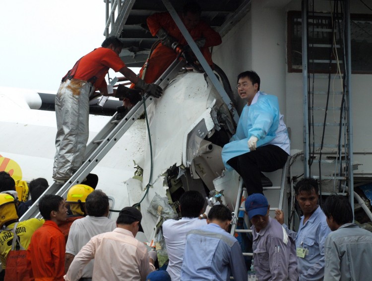 Works to free the co-pilot (Photo: APA/EPA/Sitthipoing Chareonjai)