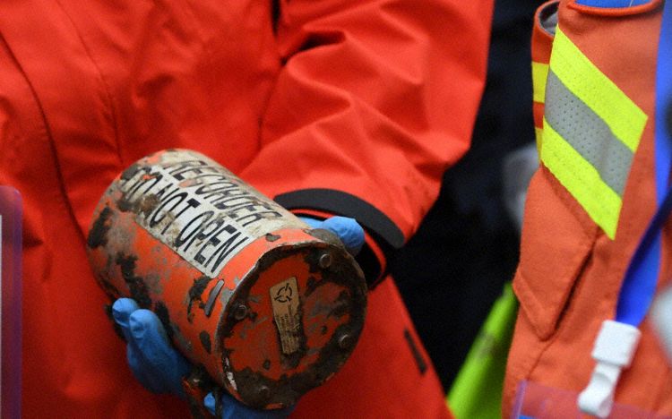 The second black box (FDR) recovered (Photo: Xinhua)