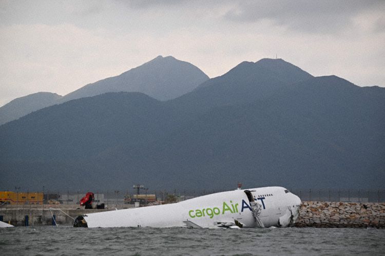 The aircraft seen in the waters (Photo: APA/AFP)