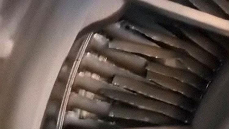 View at the engine outlet and turbine blades